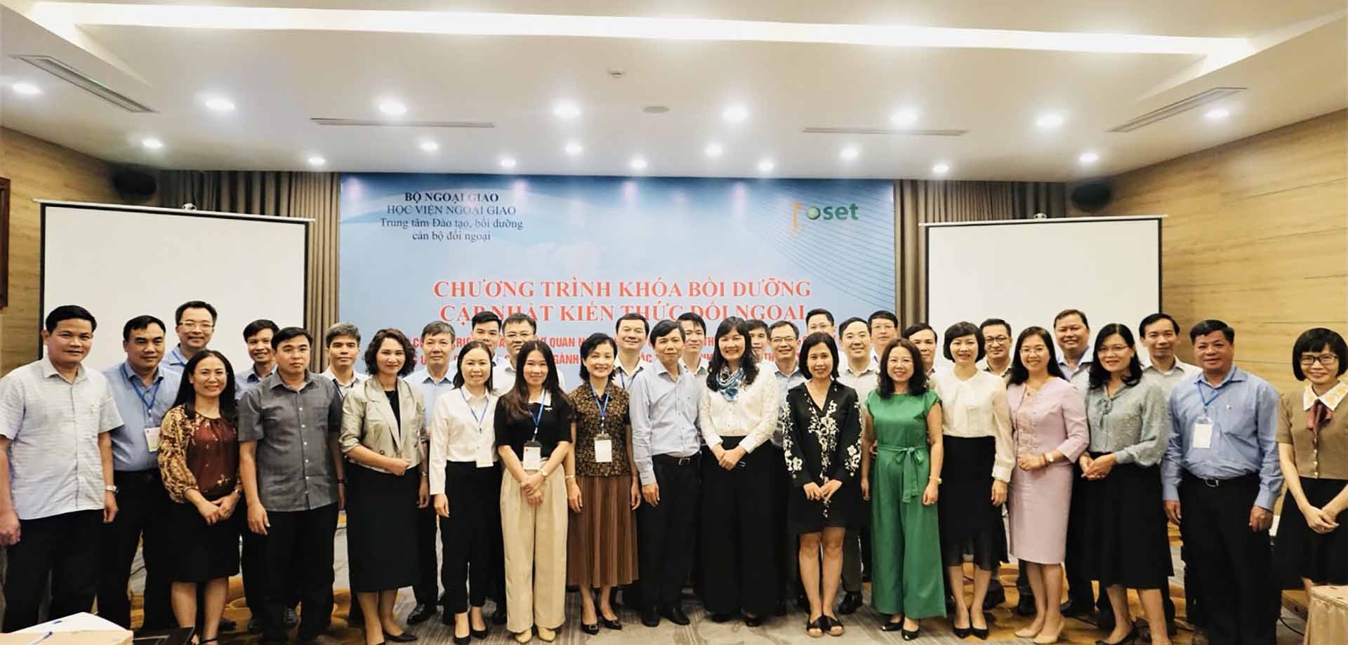 Các đại biểu chụp ảnh lưu niệm. Các đại biểu chụp ảnh lưu niệm.