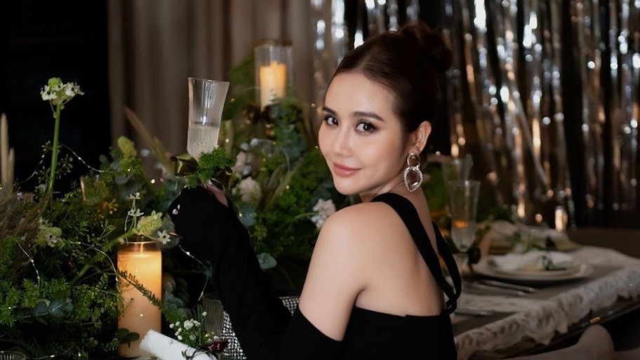 Sở thích đầm đơn sắc của nữ diễn viên Thương ngày nắng về Phan Minh Huyền