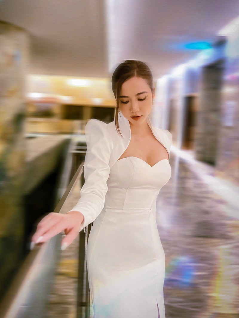 Phong cách thời trang chọn đầm đơn sắc của Phan Minh Huyền