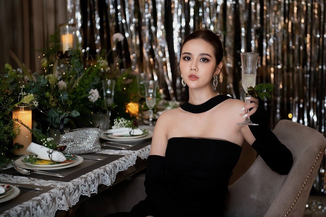 Phong cách thời trang chọn đầm đơn sắc của Phan Minh Huyền