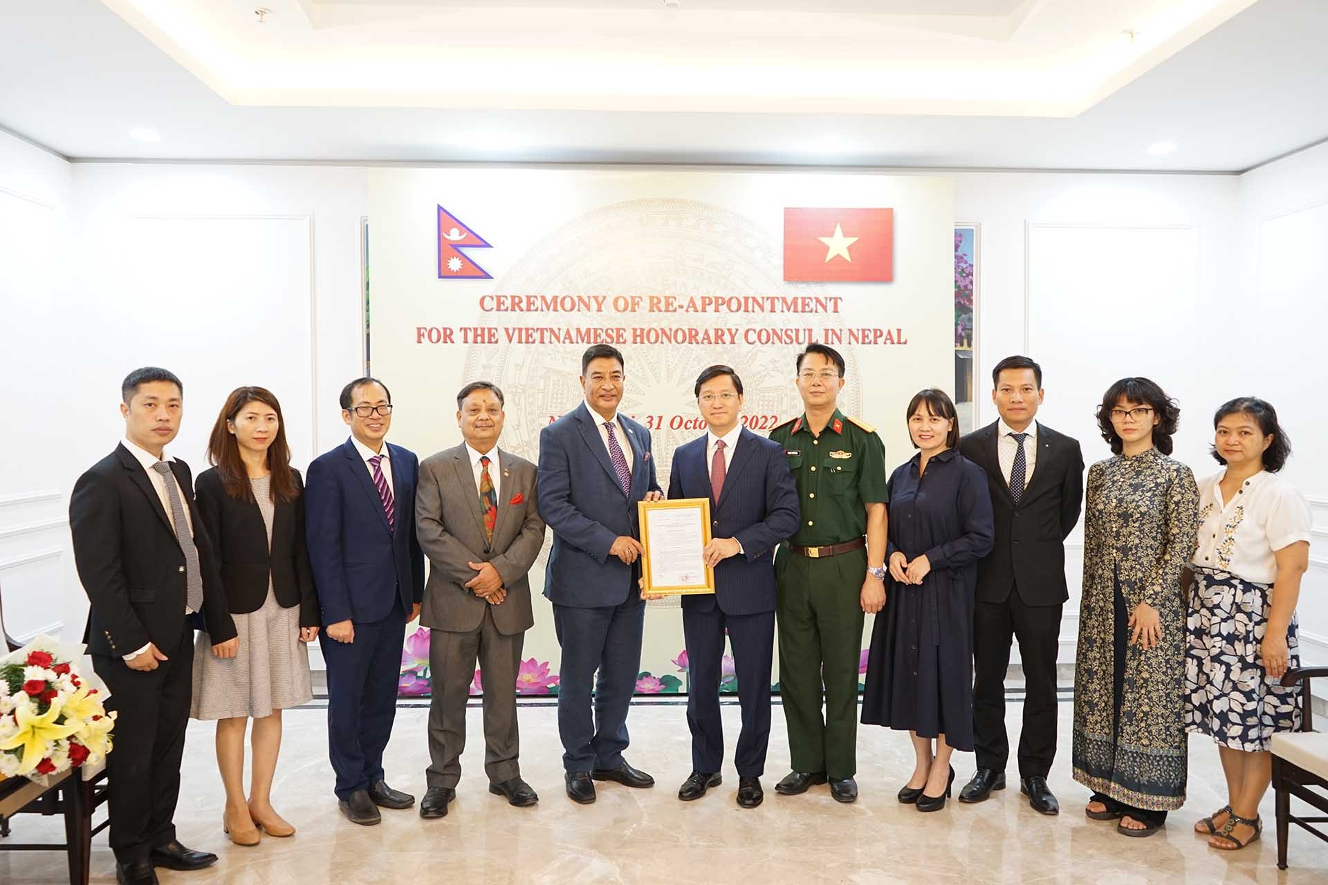 Ông Rajesh Kazi Shrestha - Lãnh sự danh dự Việt Nam tại Nepal, chụp ảnh kỷ niệm cùng Đại sứ Nguyễn Thanh Hải và các cán bộ Đại sứ quán Việt Nam tại New Delhi. Ông Rajesh Kazi Shrestha - Lãnh sự danh dự Việt Nam tại Nepal, chụp ảnh kỷ niệm cùng Đại sứ Nguyễn Thanh Hải và các cán bộ Đại sứ quán Việt Nam tại New Delhi.