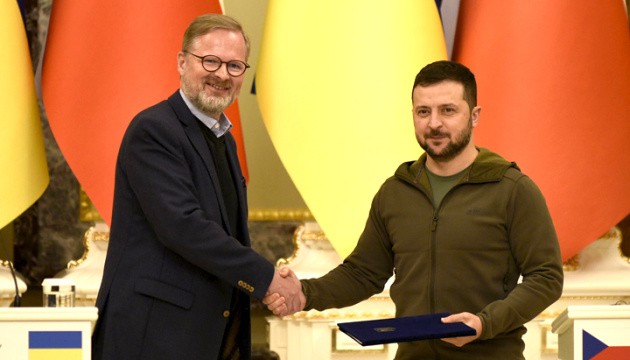 Tổng thống Ukraine Volodymyr Zelensky đã ký tuyên bố chung với Thủ tướng Séc Petr Fiala về tư cách thành viên của Kiev trong NATO. (Nguồn: ukrinform)