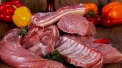 Giá heo hơi hôm nay 2/11: Giá heo hơi miền Nam 'lặng sóng', thức ăn chăn nuôi cao, hộ chăn nuôi 'cập kề' thua lỗ