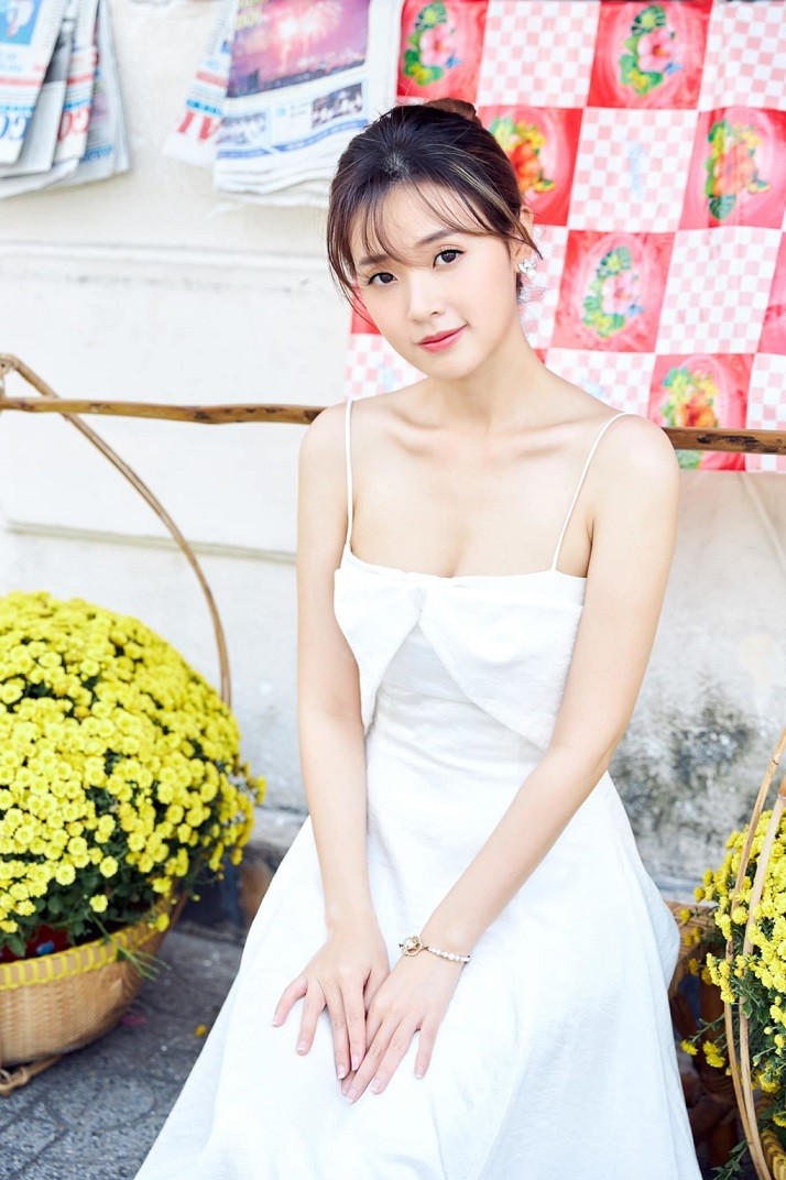Midu xinh đẹp mong manh với đầm đơn sắc thanh lịch