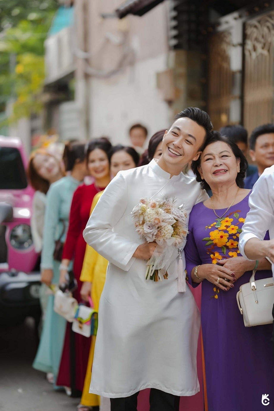 gia đình chú rể Phan Tô Ny mang sinh lễ, di chuyển tới nhà cô dâu Lê Âu Ngân Anh làm đám hỏi. 