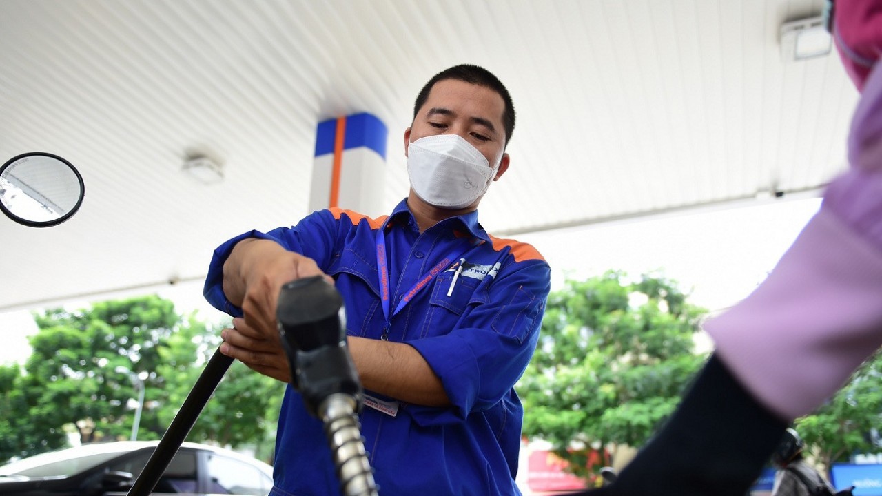 Vì sao giá xăng không giảm mà tăng 3 lần liên tiếp?