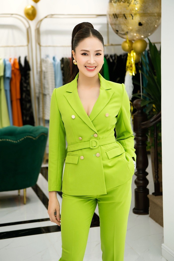 Hồng Diễm được nhận xét trẻ trung, cá tính khi xuất hiện tại sự kiện với bộ vest màu nổi. Đường mở cổ chừng mực giúp cô khéo léo vẻ gợi cảm nhưng vẫn giữ được vẻ thanh lịch. Hồng Diễm được nhận xét trẻ trung, cá tính khi xuất hiện tại sự kiện với bộ vest màu nổi. Đường mở cổ chừng mực giúp cô khéo léo vẻ gợi cảm nhưng vẫn giữ được vẻ thanh lịch.