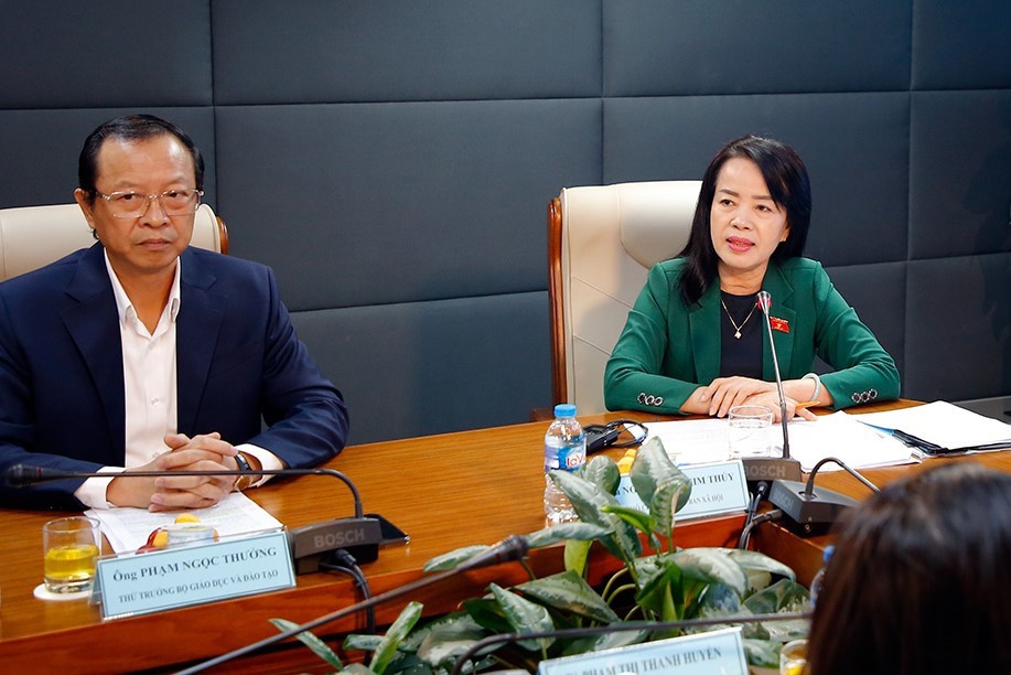 “Xã hội hóa làm sách giáo khoa như tiếng kèn ngập ngừng”