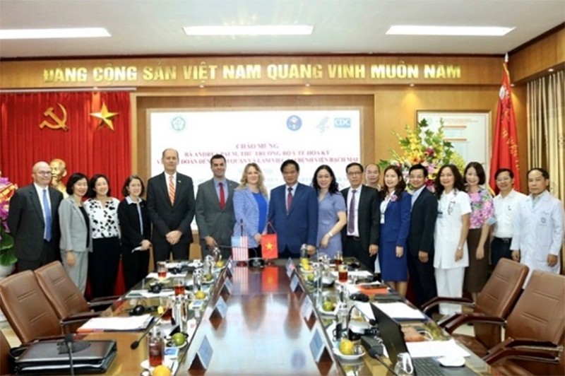 Phái đoàn Bộ Y tế Hoa Kỳ do Bà Andrea Palm dẫn đầu đã đến thăm và làm việc với Bệnh viện Bạch Mai (Ảnh: Internet)