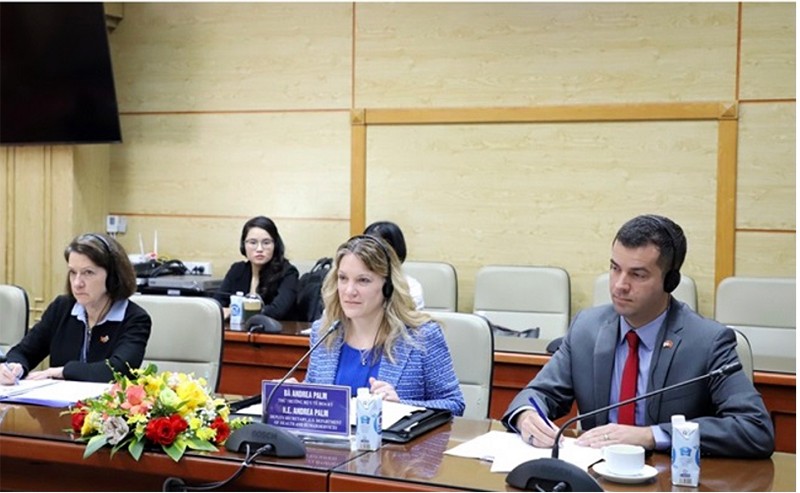 Bà Andrea Palm, Thứ trưởng Bộ Y tế Hoa Kỳ gặp gỡ và trao đổi với Thứ trưởng Bộ Y tế Việt Nam Trần Văn Thuấn (Ảnh: Bộ Y tế).