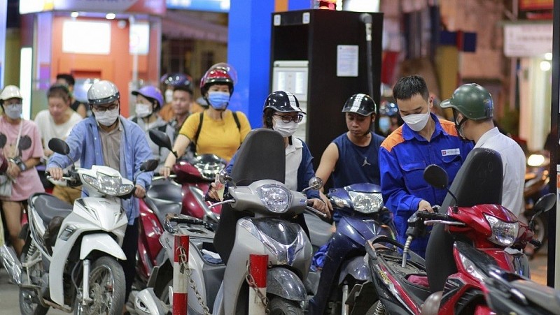 Giá xăng dầu hôm nay 4/11: Giá xăng dầu hôm nay 4/11: Tiếp đà giảm; nhu cầu xăng dầu của thị trường Hà Nội tăng mạnh