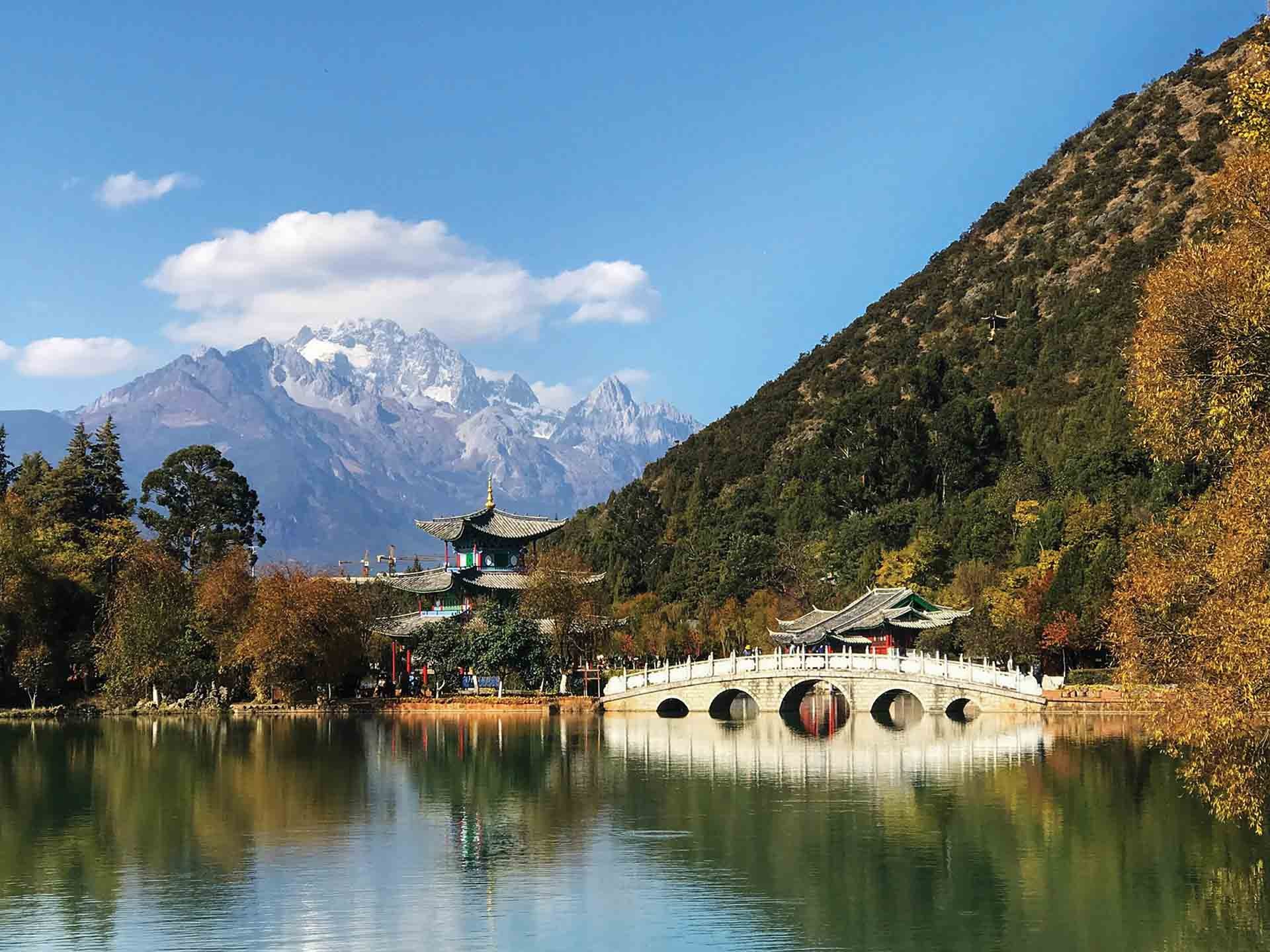 Ngọc Long tuyết sơn soi bóng hồ Hắc Long. (Ảnh: HN)