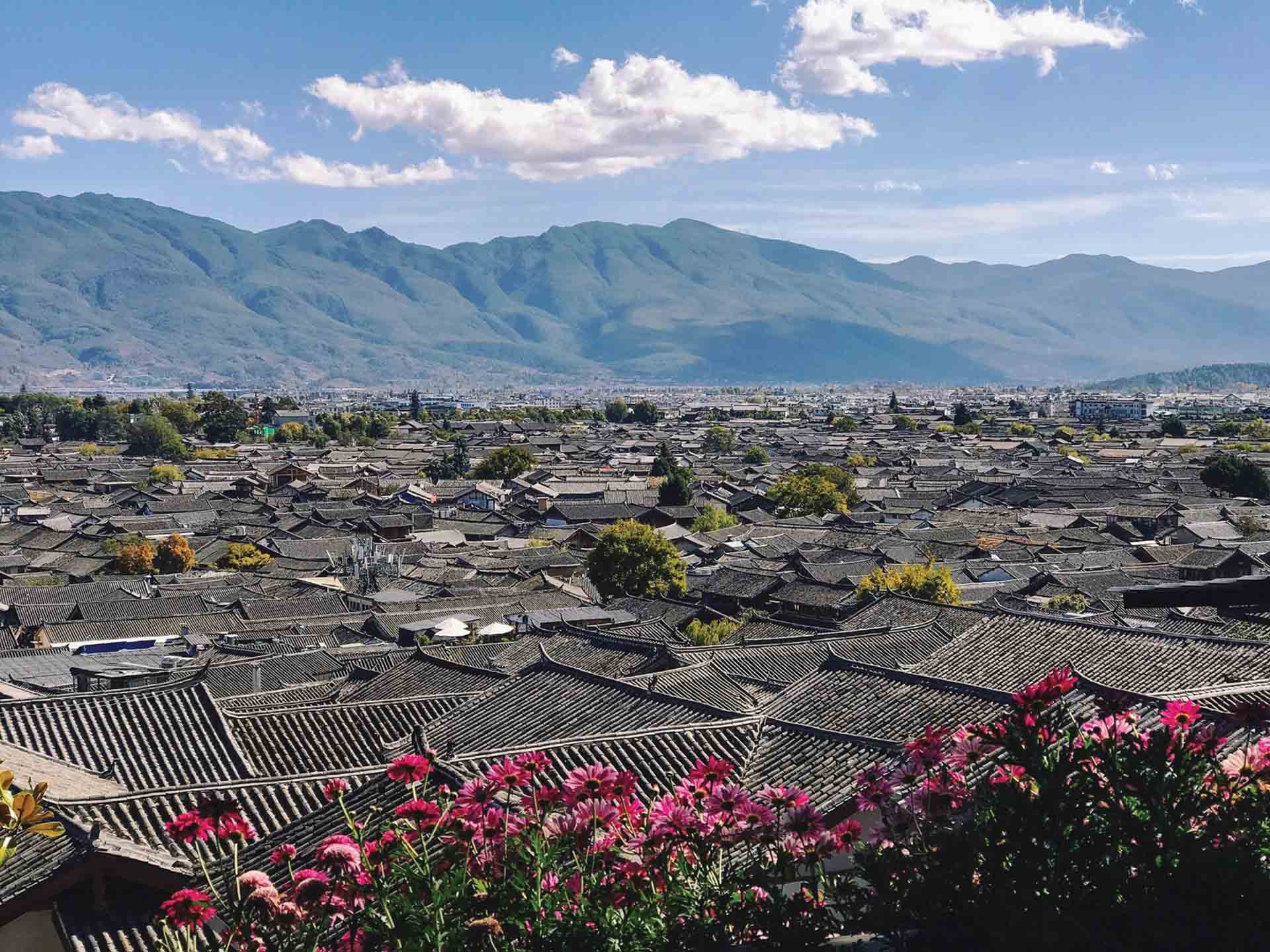 Những ngôi nhà cổ san sát từ triền đồi trải dài xuống cổ thành. (Ảnh: HN)