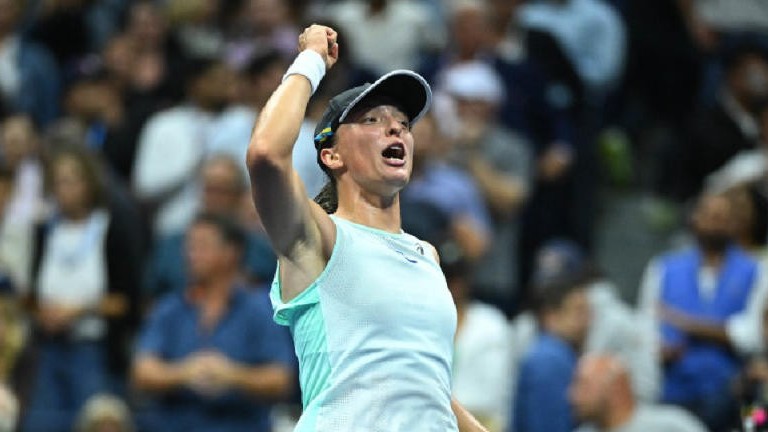 Iga Swiatek dẫn đầu làng quần vợt thế giới trong danh sách tiền thưởng năm 2022