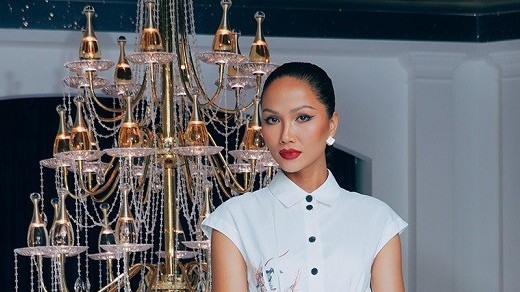 Hoa hậu H'Hen Niê thanh lịch và đẹp sắc sảo dự sự kiện thời trang ở Singapore