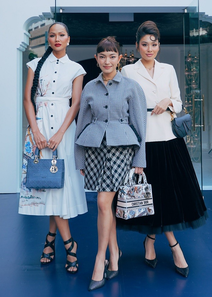 Hoa hậu H'Hen Niê thanh lịch và đẹp sắc sảo dự sự kiện thời trang ở Singapore