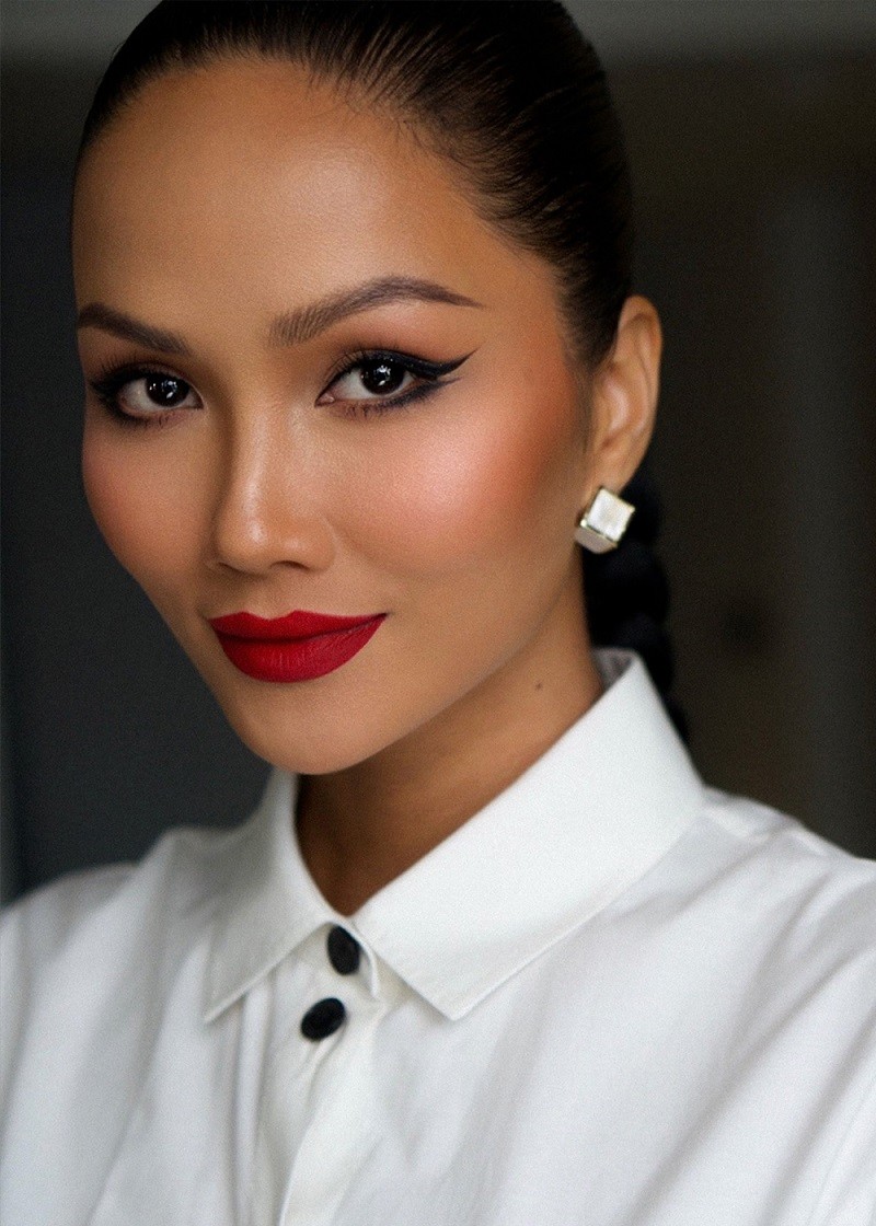 Hoa hậu H'Hen Niê thanh lịch và đẹp sắc sảo dự sự kiện thời trang ở Singapore