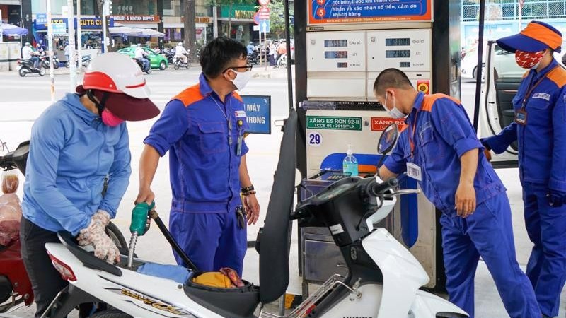 Giá xăng dầu hôm nay 6/11: Liên tục tăng mạnh; Bộ Công Thương phản hồi về tình trạng 'khan xăng dầu'