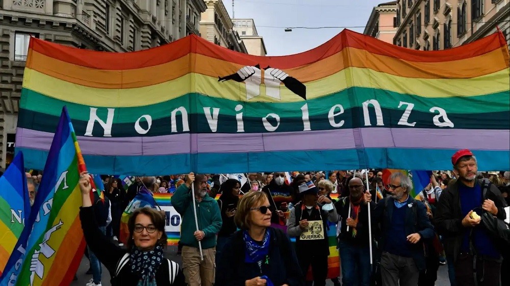 (11.06) Một cuộc tuần hành mang theo biểu ngữ 'Bất bạo động' của người dân Italy trên đường phố Rome ngày 5/11. (Nguồn: AFP/Getty Images)