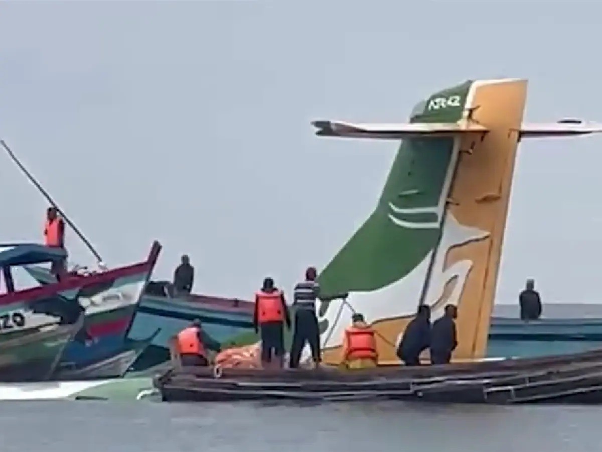 (11.06) Máy bay chở khách lao xuống hồ Victoria tại Tanzania. (Nguồn: TBC) (11.06) Máy bay chở khách lao xuống hồ Victoria tại Tanzania. (Nguồn: TBC)