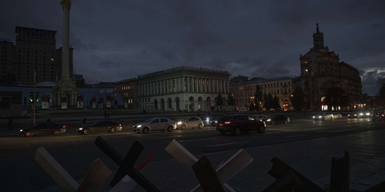 (11.06) Các đợt tấn công vừa qua đã ảnh hưởng nghiêm trọng tới cơ sở hạ tầng năng lượng của Ukraine. (Nguồn: AP) (11.06) Các đợt tấn công vừa qua đã ảnh hưởng nghiêm trọng tới cơ sở hạ tầng năng lượng của Ukraine. (Nguồn: AP)