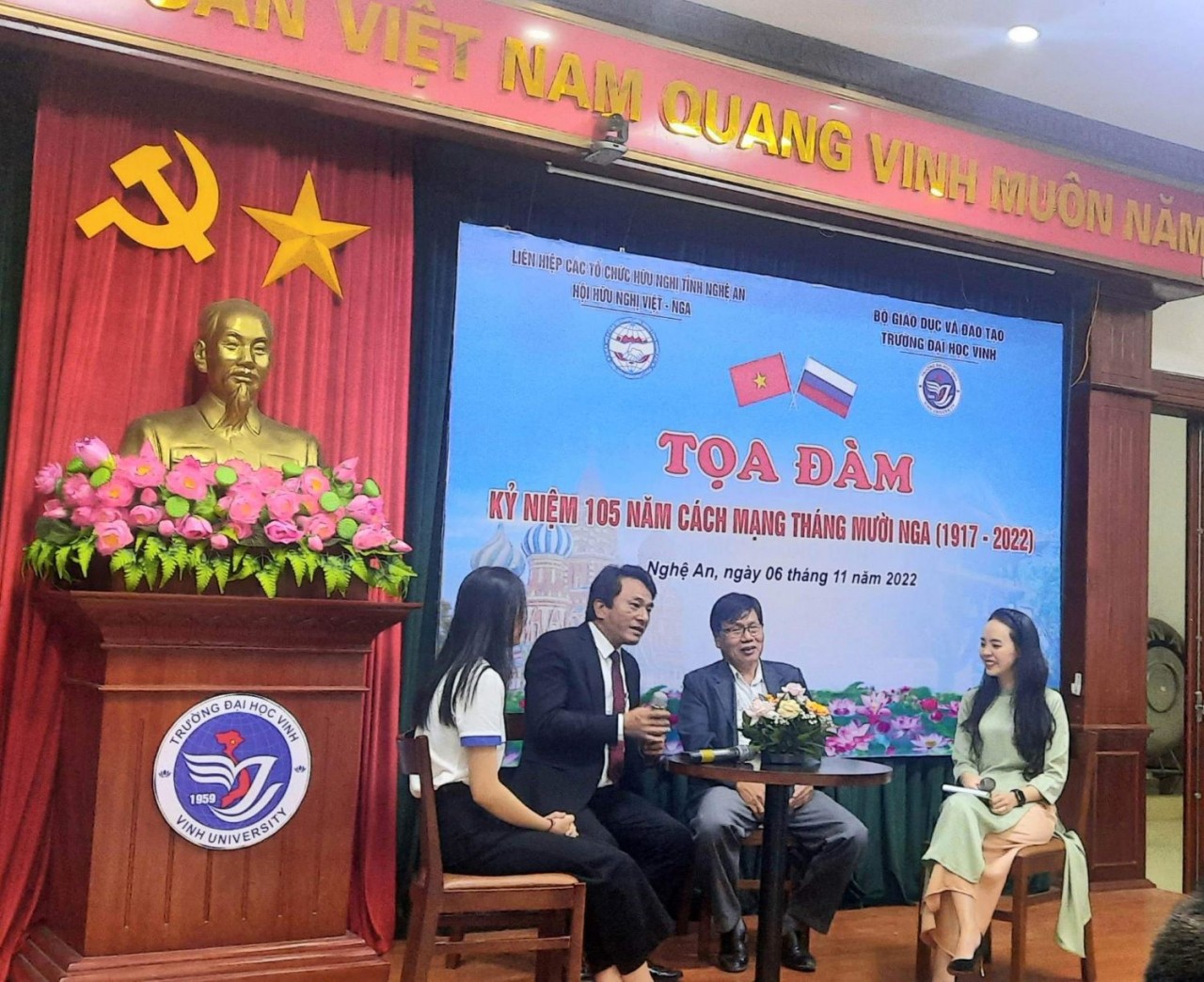 Tác giả tham gia Tọa đàm kỷ niệm Cách mạng tháng Mười Nga ngày 6/11. (Ảnh: TGCC)