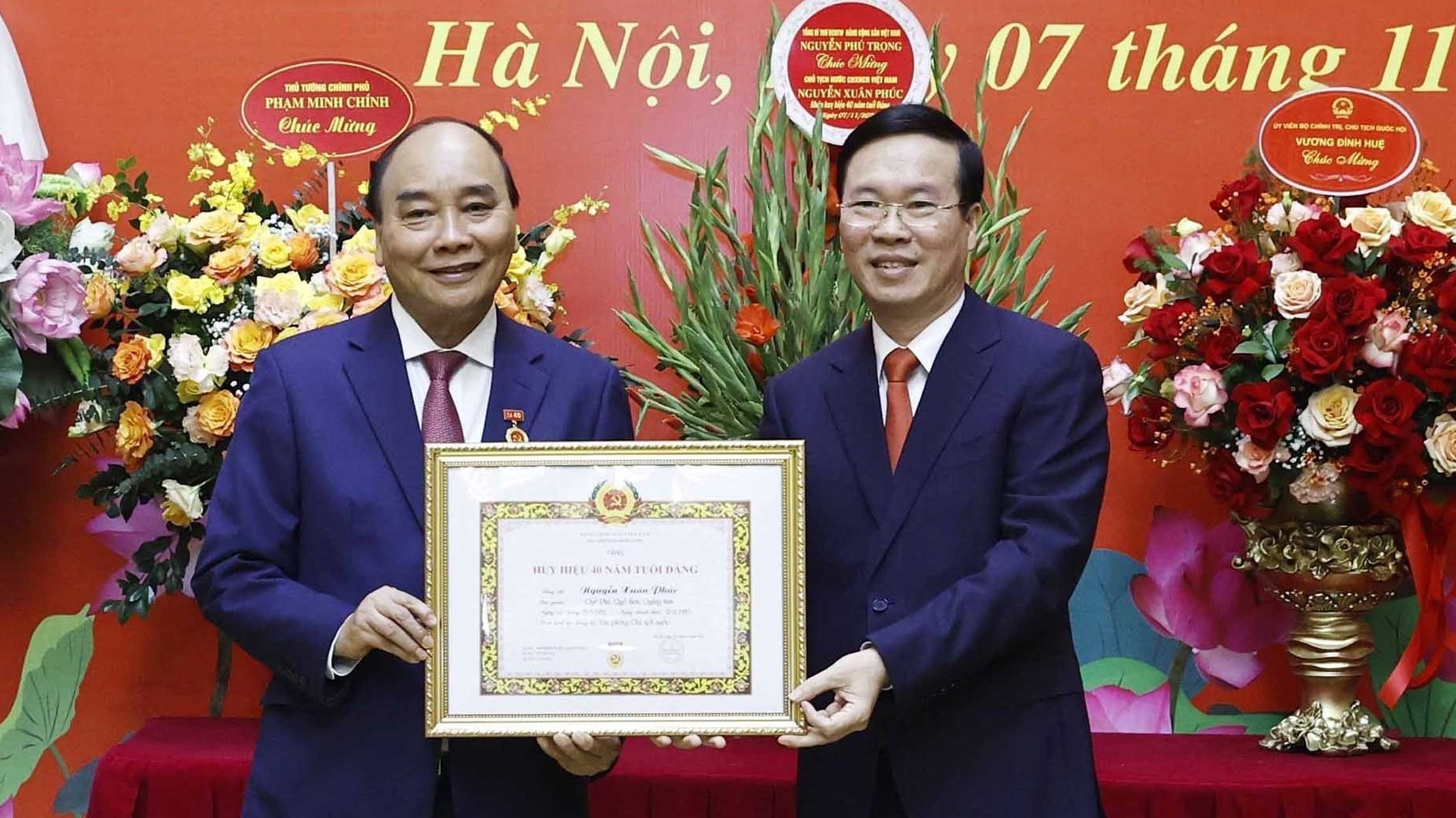 Trao Huy hiệu 40 năm tuổi Đảng tặng Chủ tịch nước Nguyễn Xuân Phúc