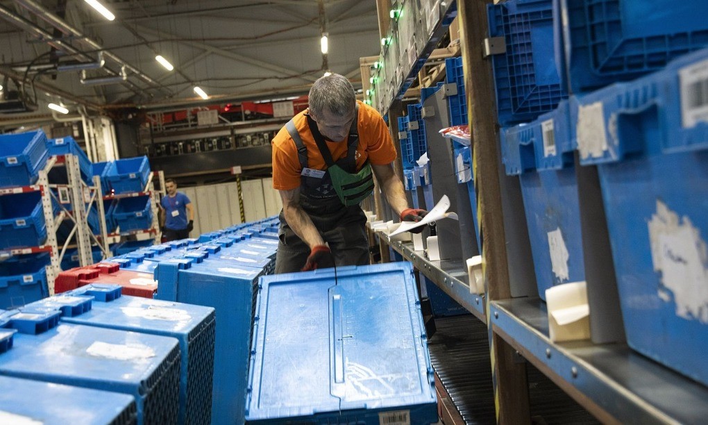 Một trung tâm xử lý đơn hàng của Nova Poshta. (Nguồn: WSJ) Một trung tâm xử lý đơn hàng của Nova Poshta. (Nguồn: WSJ)