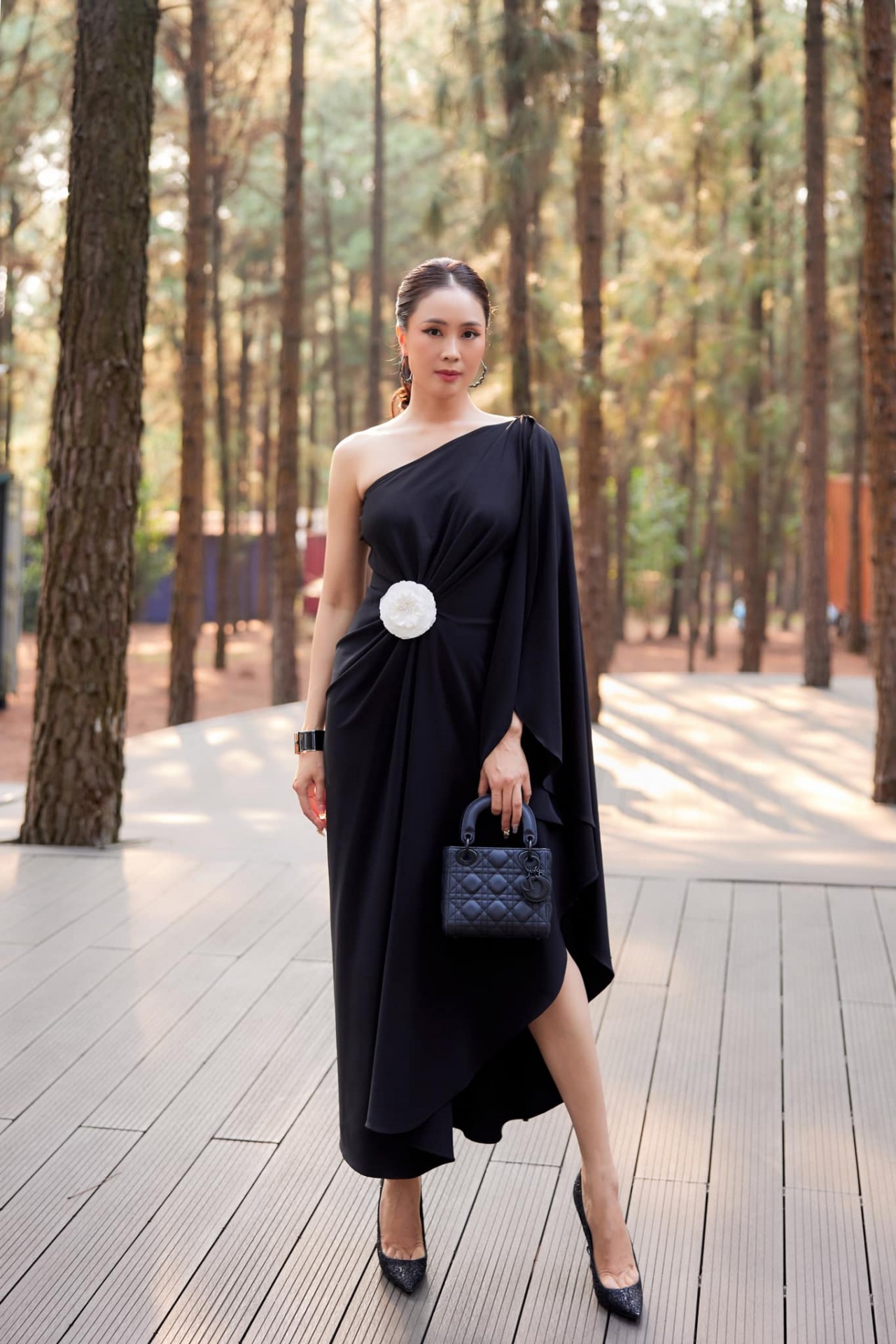 Sao Việt: Lý Nhã Kỳ, Hồng Diễm, Lệ Quyên đồng loạt diện đầm cắt xẻ táo bạo