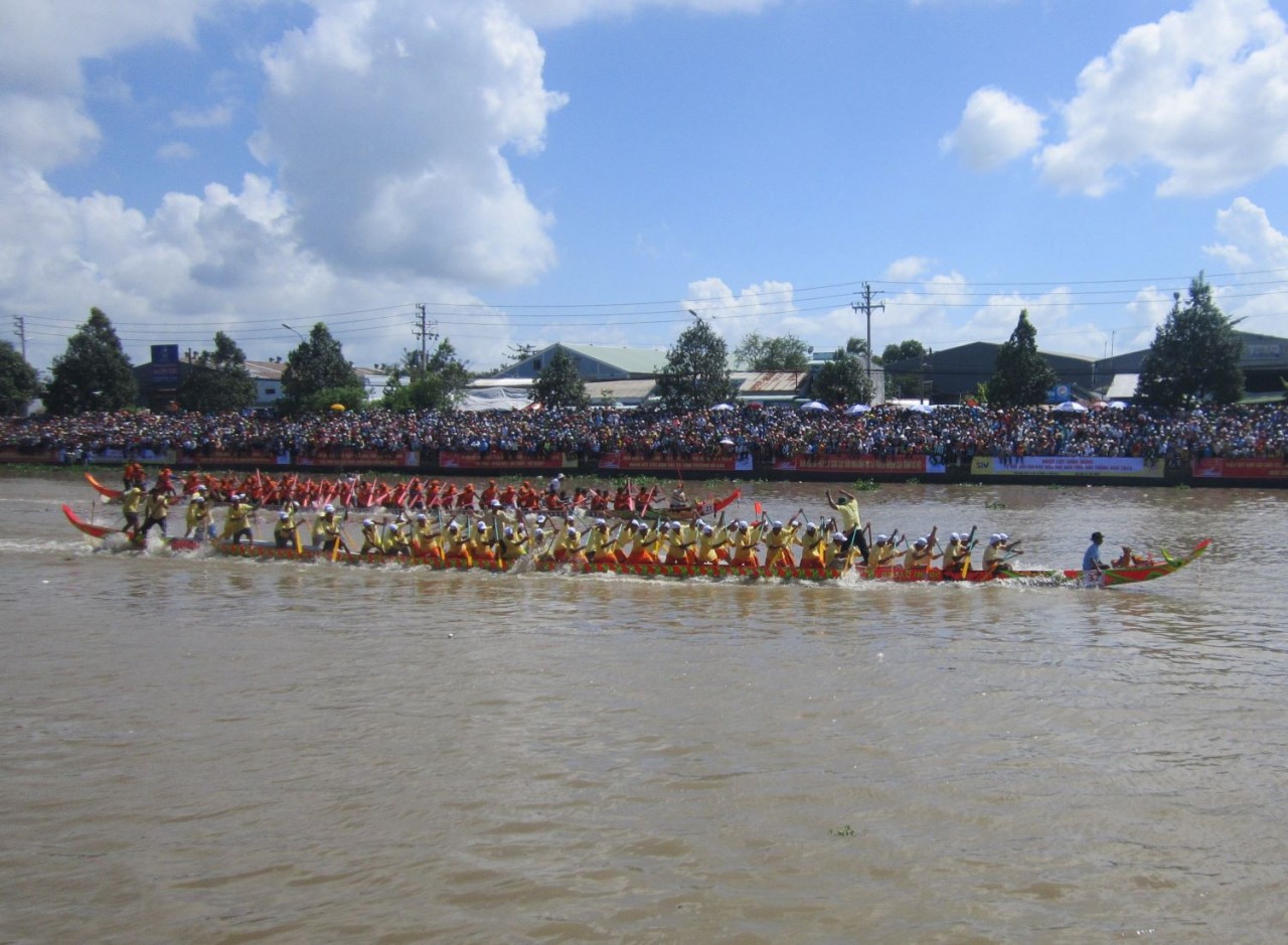 Từng cặp ghe đua với trăm đôi tay chèo lực lưỡng cuồn cuộn cơ bắp căng vồng cúi rạp người vung chèo đều tăm tắp theo nhịp thổi tu huýt, phiêng la đẩy chiếc ghe ngo vút mũi tranh nhau về đích trước tạo nên những màn đua kịch tính, hấp dẫn người xem. (Ảnh: 