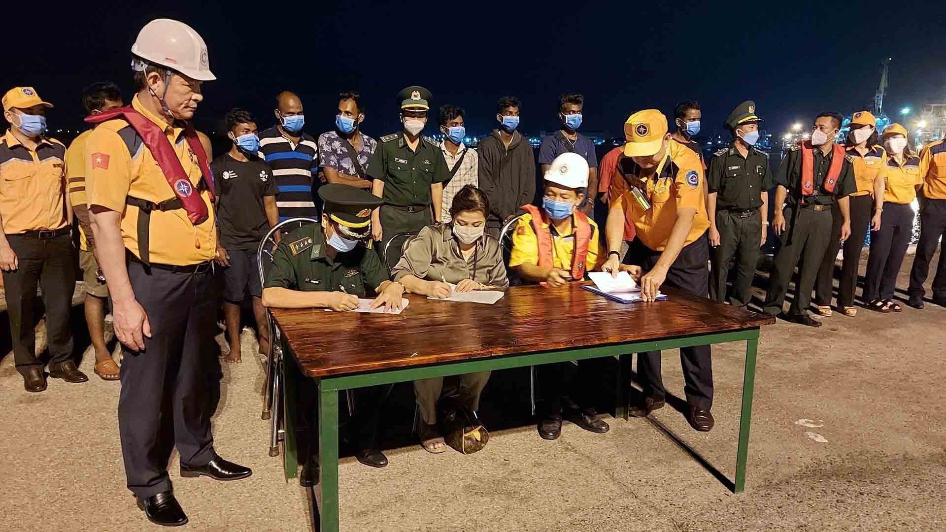 Vụ tàu LADY R3 gặp sự cố: Bộ Ngoại giao đang phối hợp triển khai các biện pháp hỗ trợ nhân đạo theo quy định