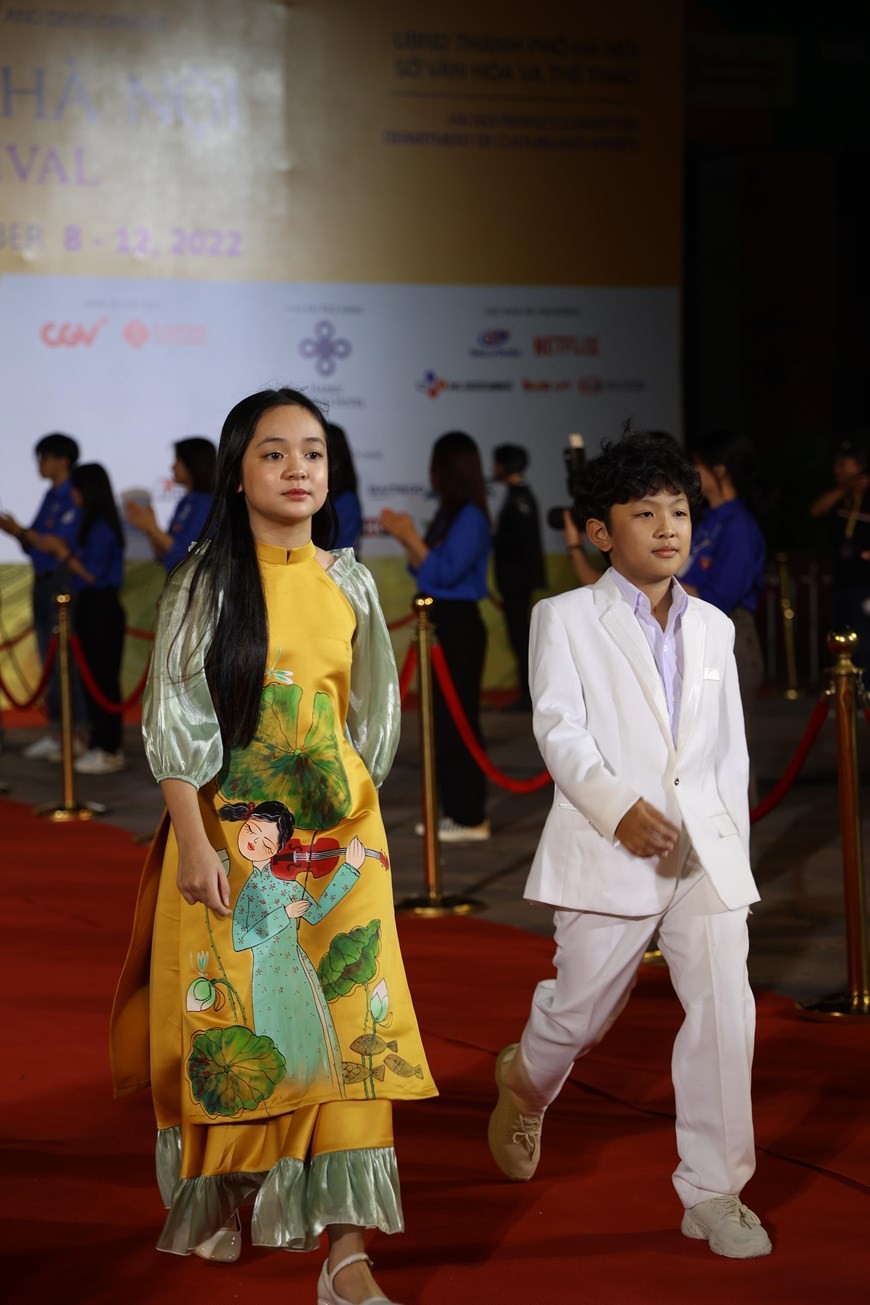 Dàn sao Việt nhộn nhịp trên thảm đỏ lễ khai mạc Liên hoan phim quốc tế Hà Nội