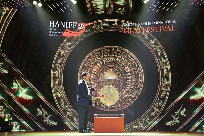 Dàn sao Việt nhộn nhịp trên thảm đỏ lễ khai mạc Liên hoan phim quốc tế Hà Nội