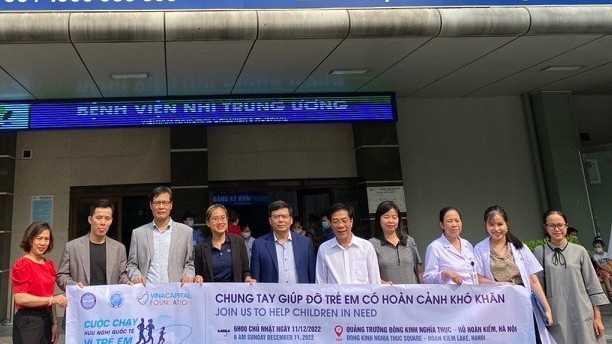 Ban tổ chức 'Cuộc chạy Hữu nghị quốc tế vì trẻ em' tặng quà cho bệnh nhi ung thư
