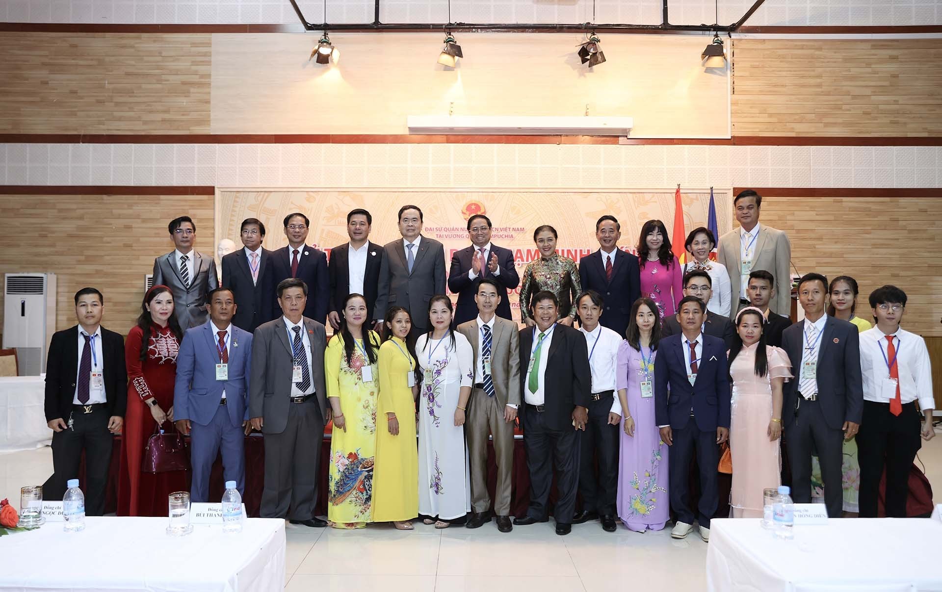 Thủ tướng Phạm Minh Chính gặp gỡ cán bộ nhân viên Đại sứ quán, đại diện doanh nghiệp và cộng đồng người Việt Nam tại Campuchia Thủ tướng Phạm Minh Chính gặp gỡ cán bộ nhân viên Đại sứ quán, đại diện doanh nghiệp và cộng đồng người Việt Nam tại Campuchia
