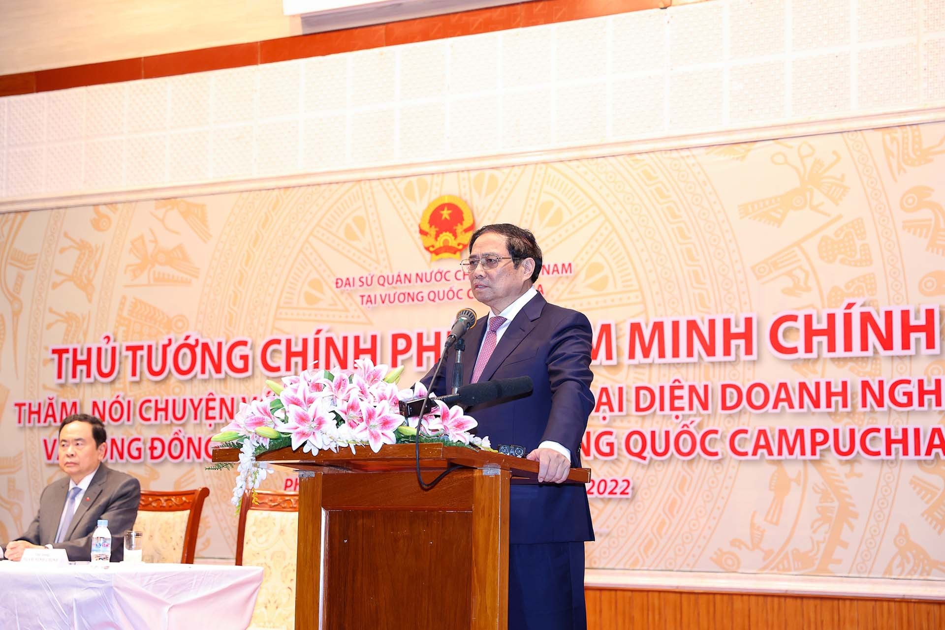 Thủ tướng Phạm Minh Chính gặp gỡ cán bộ nhân viên Đại sứ quán, đại diện doanh nghiệp và cộng đồng người Việt Nam tại Campuchia Thủ tướng Phạm Minh Chính gặp gỡ cán bộ nhân viên Đại sứ quán, đại diện doanh nghiệp và cộng đồng người Việt Nam tại Campuchia