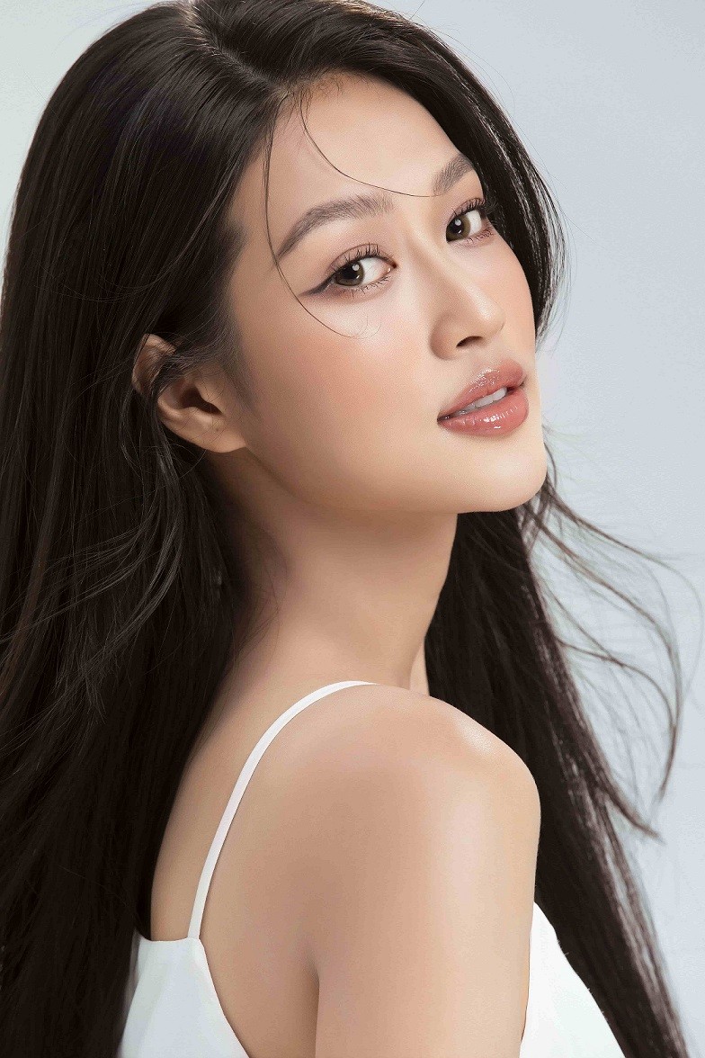 Đoàn Thiên Ân hóa nàng thơ nhẹ nhàng, đẹp dịu dàng như nữ sinh