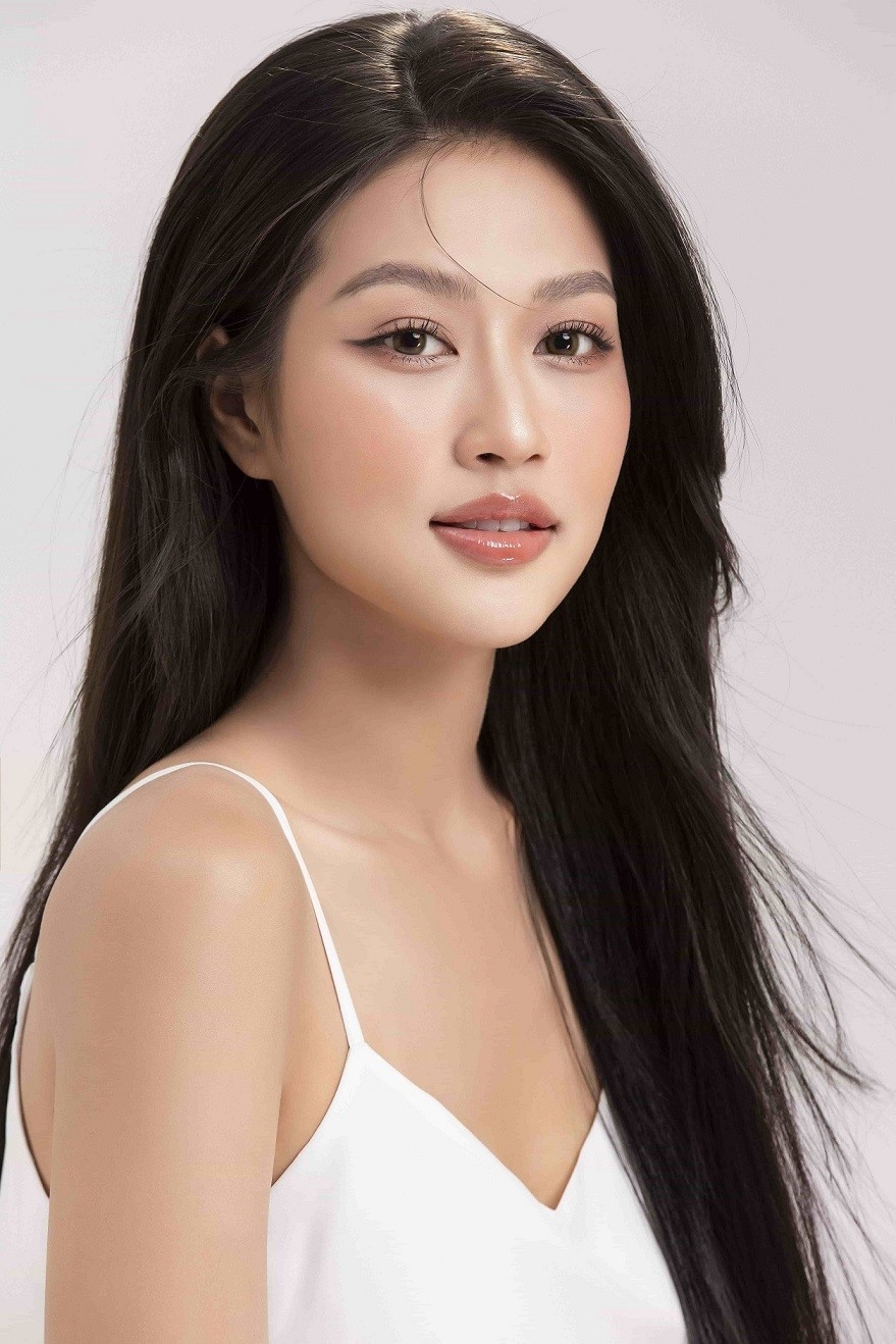 Sau 2 tuần trở về từ cuộc thi Hoa hậu Hoà bình Quốc tế 2022, hoa hậu Đoàn Thiên Ân hóa thân thành nàng thơ cùng lối trang điểm và trang phục nhẹ nhàng, nữ tính. Bộ ảnh mới của cô khiến khán giả bất ngờ vì lần đầu thấy Thiên Ân thử sức với phong cách dịu dàng.