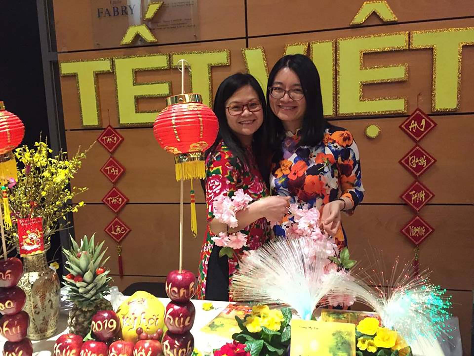 Nhà văn Kiều Bích Hương (bên trái) tại chương trình Tết Việt tại Bỉ. (Ảnh: NVCC)