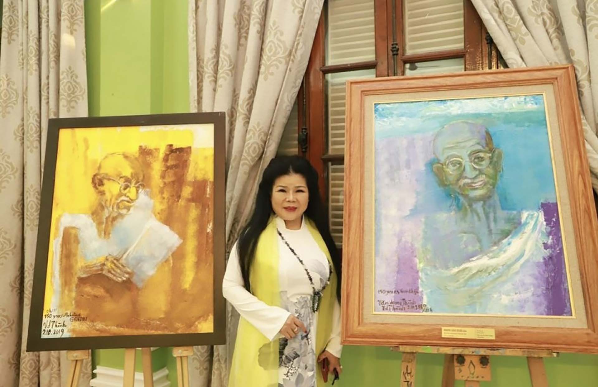 Họa sĩ Văn Dương Thành bên các bức vẽ chân dung Anh hùng dân tộc Ấn Độ Mahatma Gandhi, năm 2019. (Ảnh: NVCC)