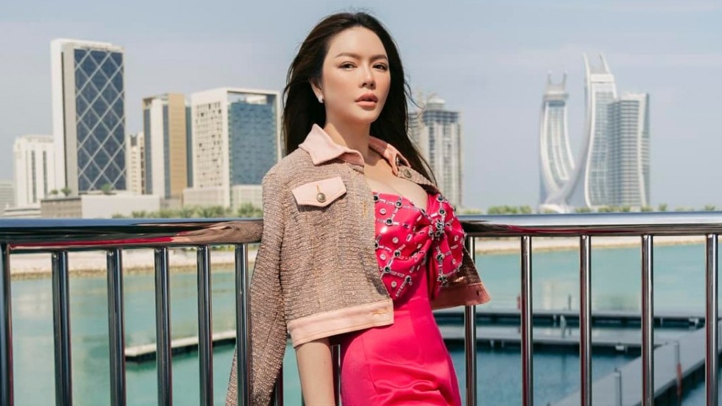 Sao Việt: Lý Nhã Kỳ ngọt ngào với màu hồng, Hiền Thục trẻ trung trong tà áo dài trắng