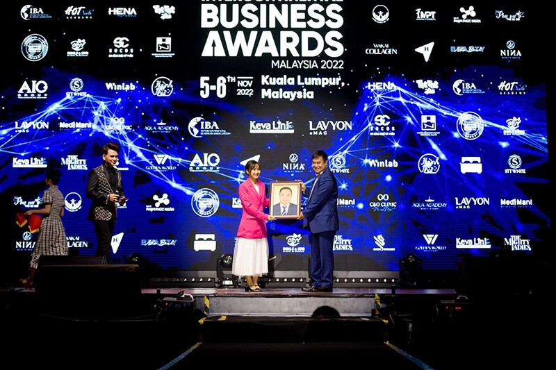 Bà Phạm Thị Lê trao tặng tranh cho ngài Tham tán Lê Phú Cường Bà Phạm Thị Lê trao tặng tranh cho ngài Tham tán Lê Phú Cường