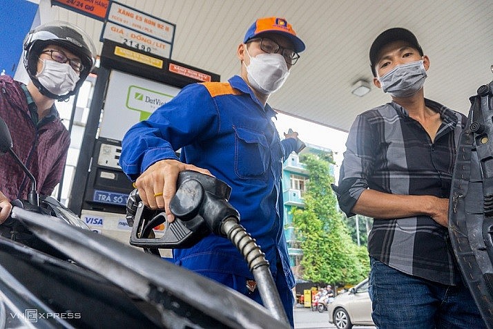 Giá xăng dầu hôm nay 11/11: Giá dầu đảo chiều do ảnh hưởng của lạm phát Mỹ; giá xăng trong nước tiếp tục tăng từ chiều nay