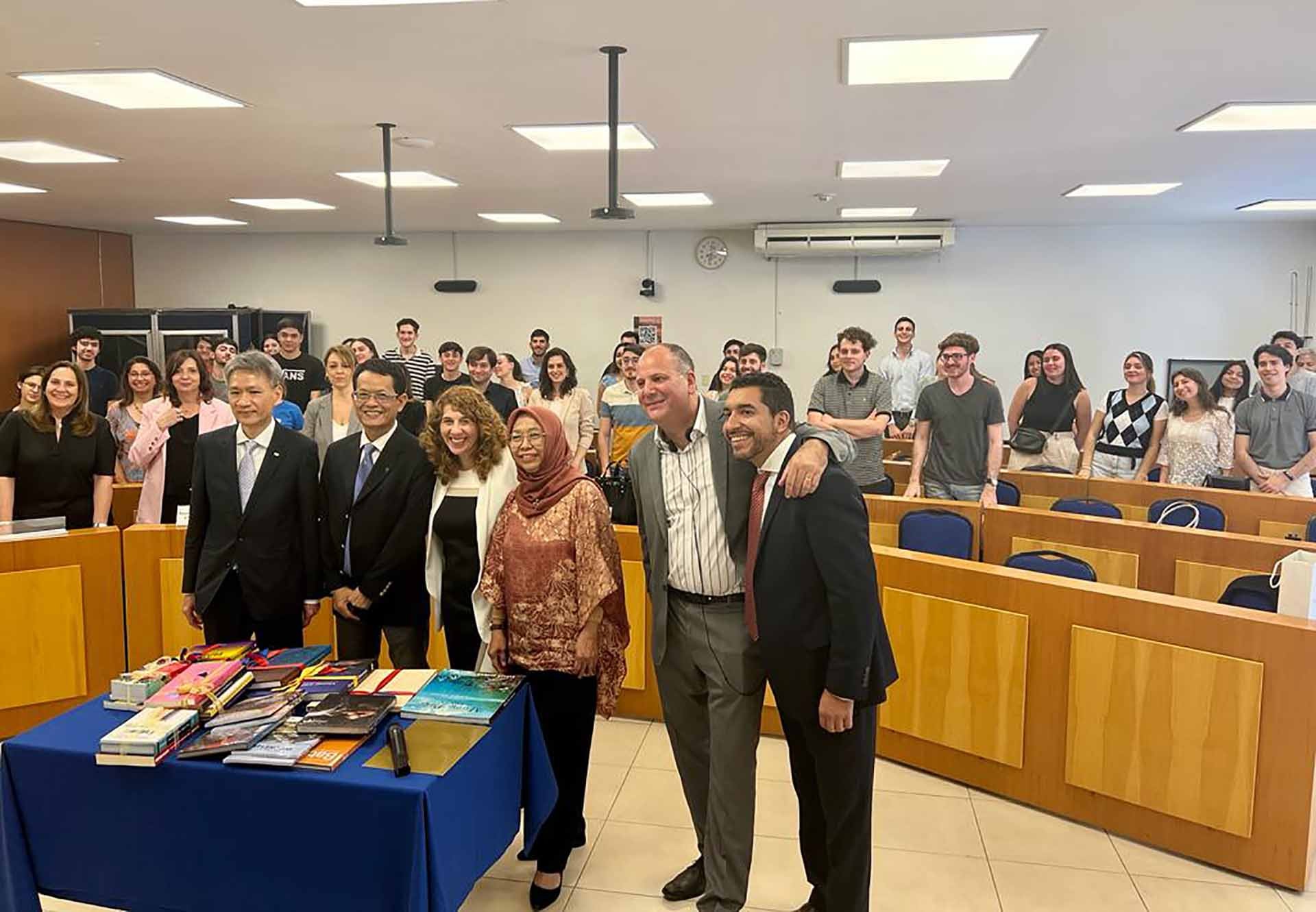 Đại sứ các nước ASEAN cùng sinh viên trường Đại học Công giáo Cordoba.