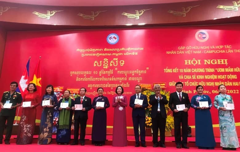 Giao lưu nhân dân ấm tình hữu nghị Việt Nam-Campuchia