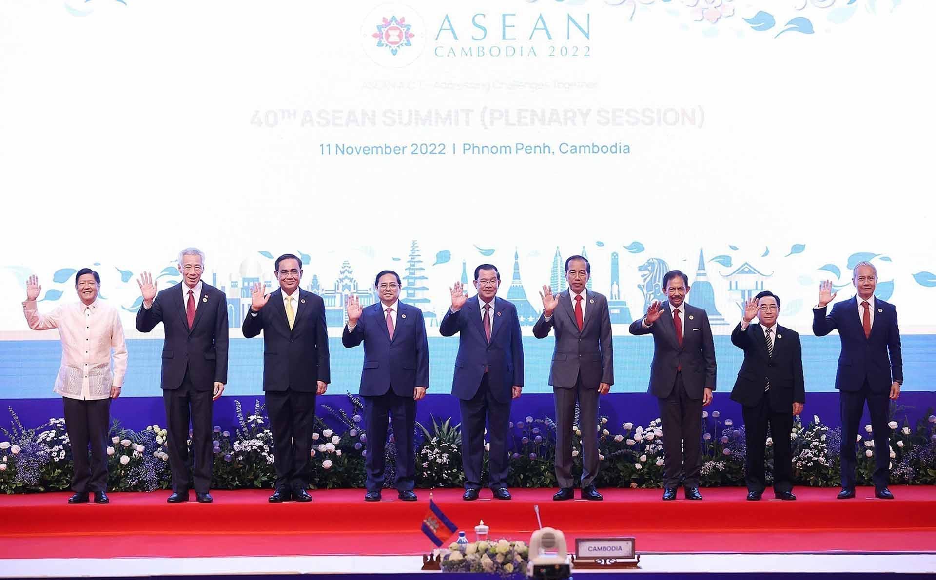 Thủ tướng Phạm Minh Chính và trưởng đoàn các nước ASEAN chụp ảnh chung tại Phiên toàn thể. (Nguồn: TTXVN) Thủ tướng Phạm Minh Chính và trưởng đoàn các nước ASEAN chụp ảnh chung tại Phiên toàn thể. (Nguồn: TTXVN)