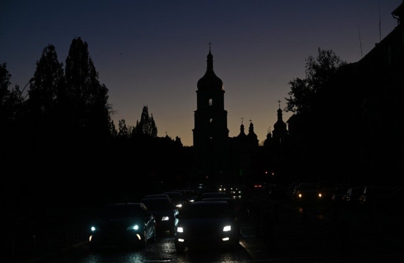 Các phương tiện chạy dọc theo con phố gần nhà thờ St. Sophia, khi thành phố chìm trong bóng tối sau một cuộc tấn công làm sụp đổ một phần cơ sở hạ tầng điện, ở Kyiv, ngày 31/10. (Nguồn: AFP) Các phương tiện chạy dọc theo con phố gần nhà thờ St. Sophia, khi thành phố chìm trong bóng tối sau một cuộc tấn công làm sụp đổ một phần cơ sở hạ tầng điện, ở Kyiv, ngày 31/10. (Nguồn: AFP)
