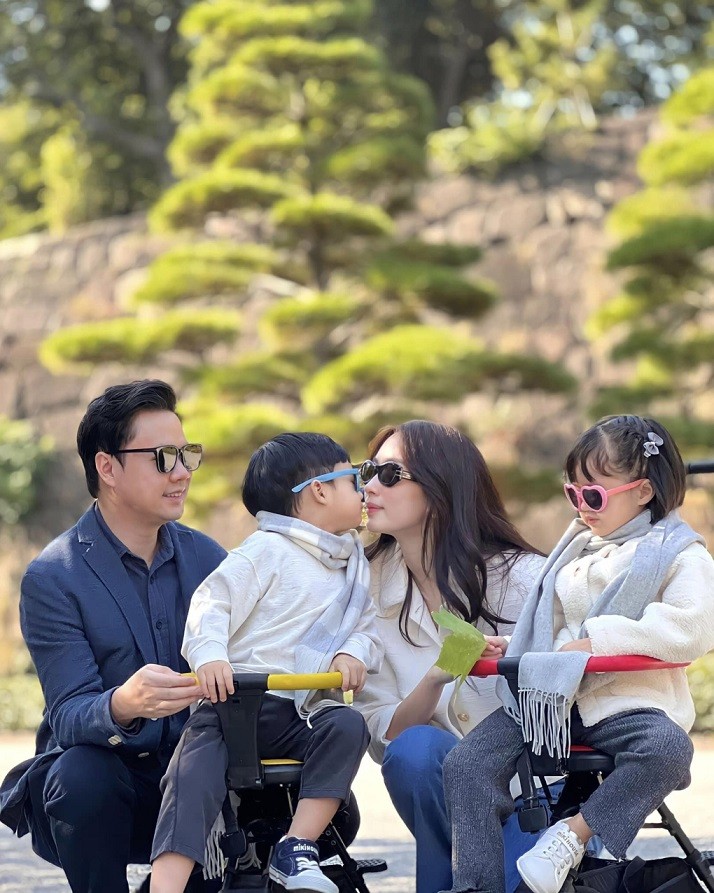 Hoa hậu Đặng Thu Thảo nhẹ nhàng, thanh thoát cùng thời trang Thu Đông tối giản