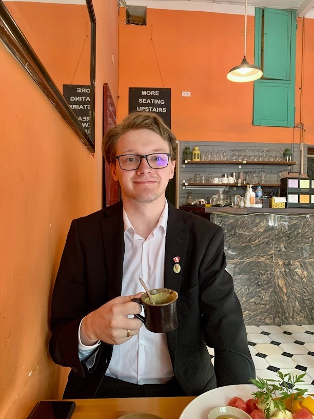 Kyril vui vẻ uống hết món cà phê trứng đặc trưng của Hà Nội. (Ảnh: Thành Châu) Kyril vui vẻ uống hết món cà phê trứng đặc trưng của Hà Nội. (Ảnh: Thành Châu)