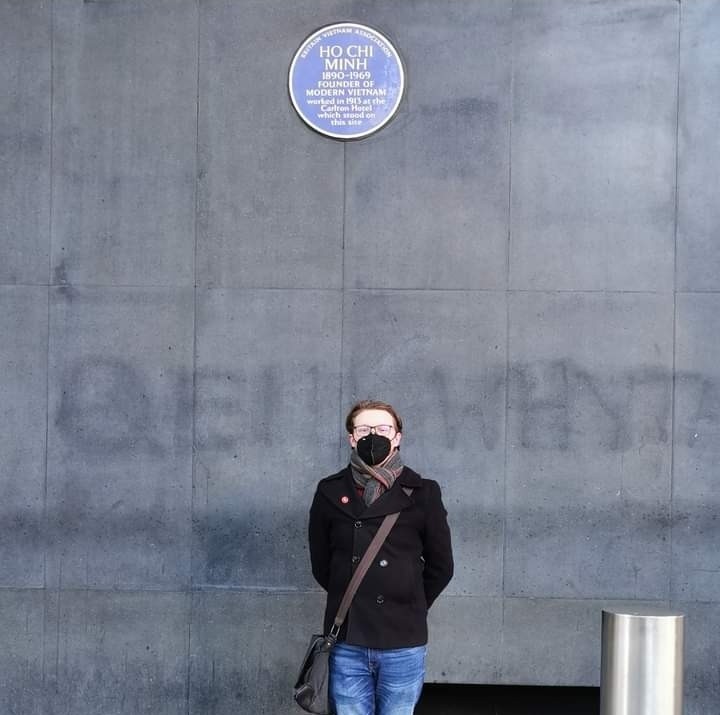 “Đây là trong chuyến đi London của tôi. Tôi đã cố gắng thăm tất cả các địa điểm được biết đến vào thời Bác Hồ ở London. Nơi này là khách sạn Carlton, nơi Bác Hồ đến thăm vào năm 1913. Tôi hy vọng một ngày nào đó trong tương lai sẽ có nhiều nghiên cứu hơn về hành trình của Bác ở Vương quốc Anh”, Kyril nhớ lại. “Đây là trong chuyến đi London của tôi. Tôi đã cố gắng thăm tất cả các địa điểm được biết đến vào thời Bác Hồ ở London. Nơi này là khách sạn Carlton, nơi Bác Hồ đến thăm vào năm 1913. Tôi hy vọng một ngày nào đó trong tương lai sẽ có nhiều nghiên cứu hơn về hành trình của Bác ở Vương quốc Anh”, Kyril nhớ lại.